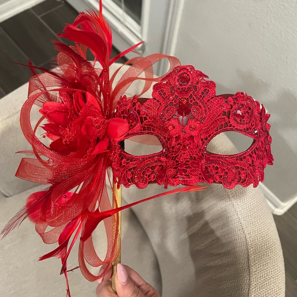 ❤️Elegant Red Lace Masquerade Mask with Feathers 🎭🌹